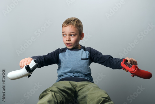młody chłopak trzyma w dłoni pad 