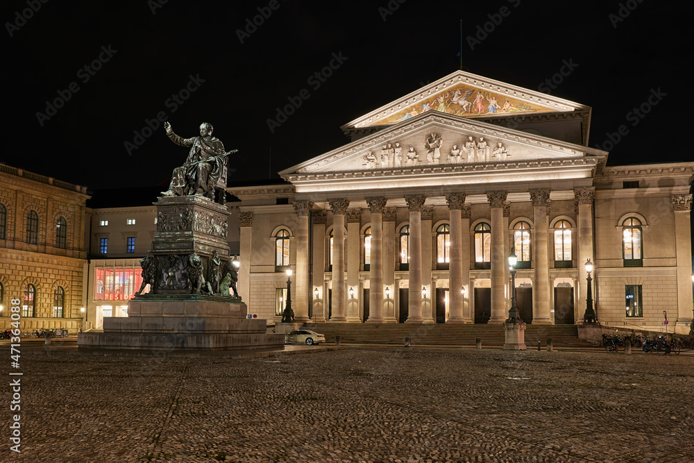Fototapeta premium Illuminated Bavarian State Opera in the evening in Munich, Bavaria, Germany