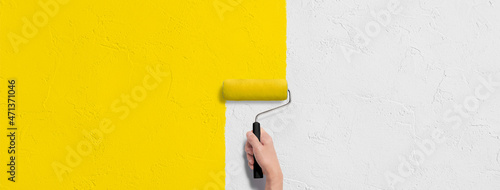 Tableau sur toile 壁にローラーで黄色いペンキを塗る手の背景テクスチャー。