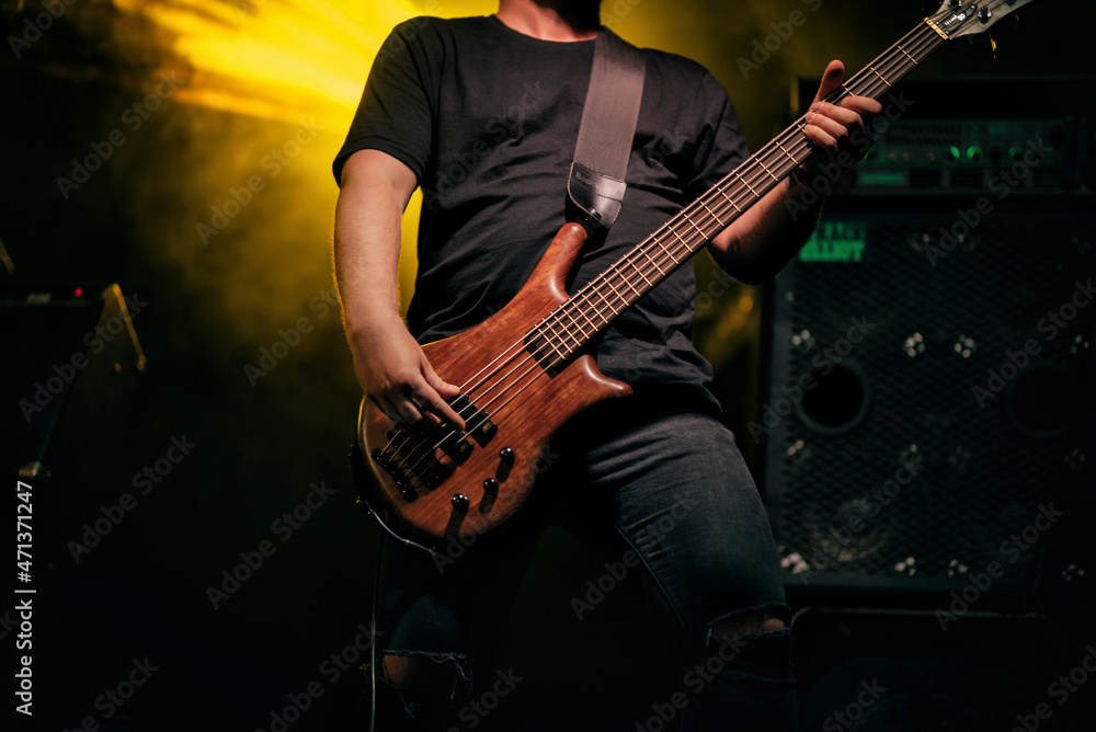 Obraz premium concert bass guitar at work