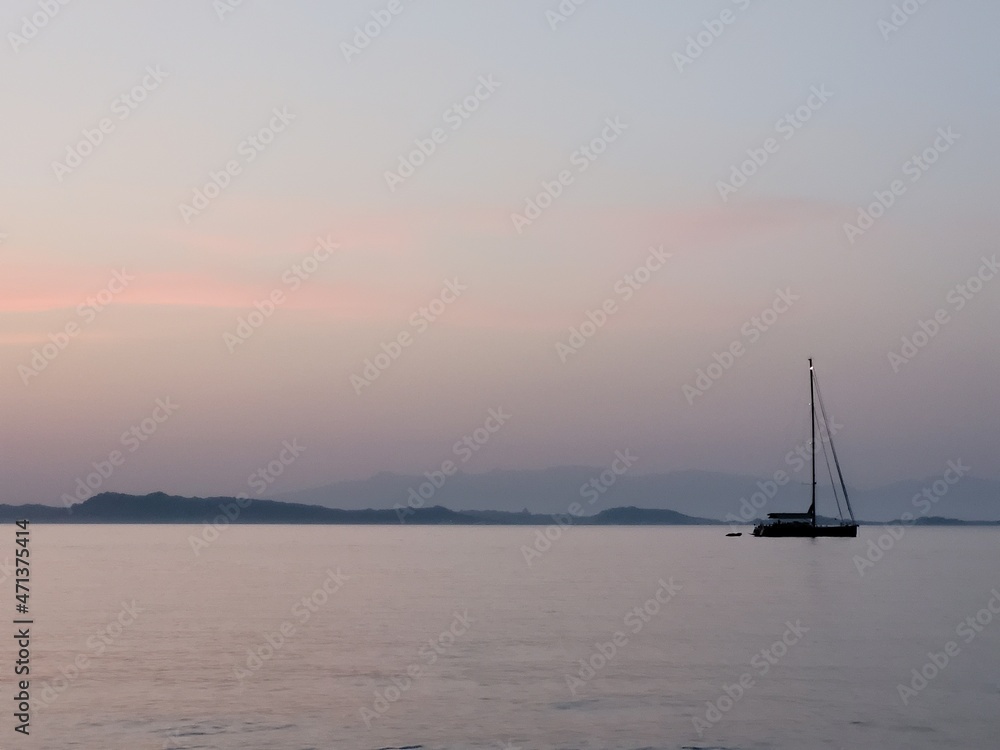 Barca a vela in un calmo tramonto estivo
