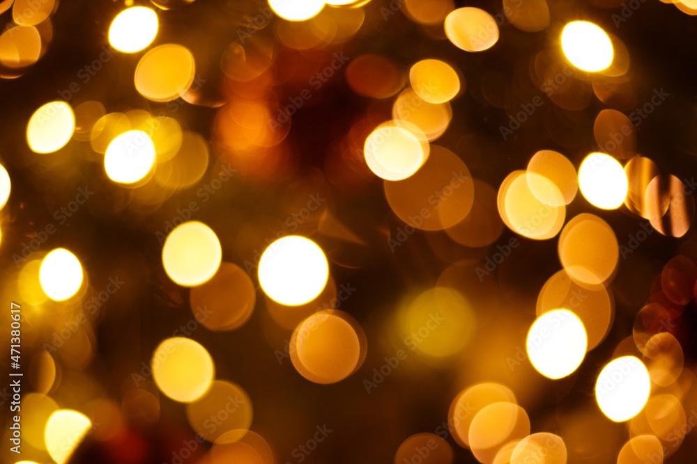 Obraz premium Close-up christmas tree blurred background with bokeh lights