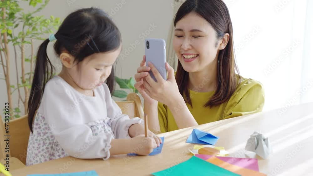 折り紙で遊ぶ4歳の子供(育児・子育て) 折り紙で遊ぶ4歳の子供(育児・子育て)