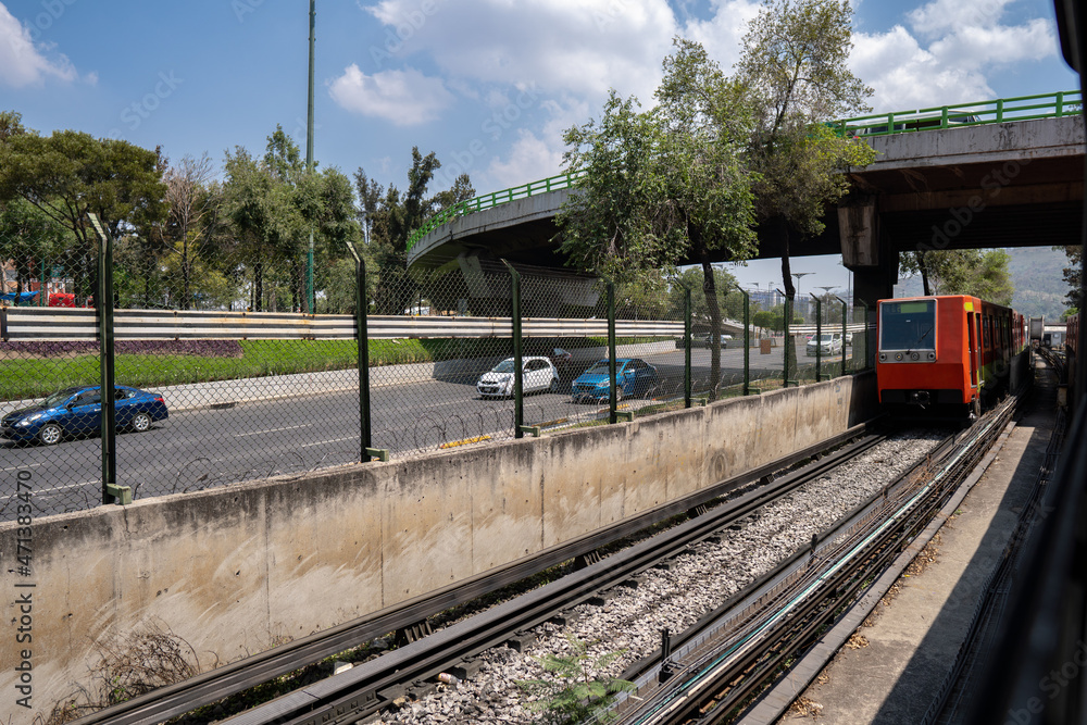 Metro de la Ciudad de México saliendo de de estación Metro de la Ciudad de México saliendo de de estación