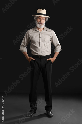 Fashionable mature man on d...