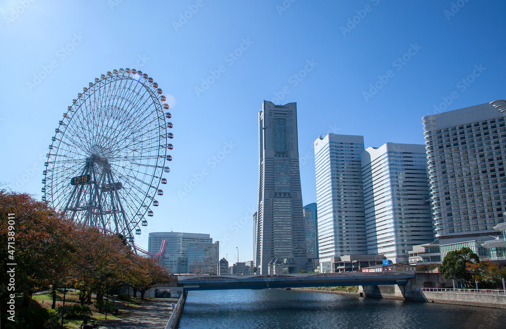 横浜ランドマークタワーと大観覧車｜四角形と円形の構造体がバランス良く調和がとれています
