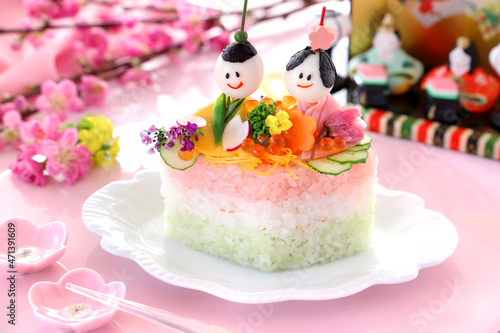 Home made diamond-shaped sushi cake for japanese dool's festival. Tiny dolles made from quail eggs , ham, boild vegetable and edible flowers.かわいいひな祭り おひな様ケーキ ちらしケーキ寿司 ひし形ケーキ 