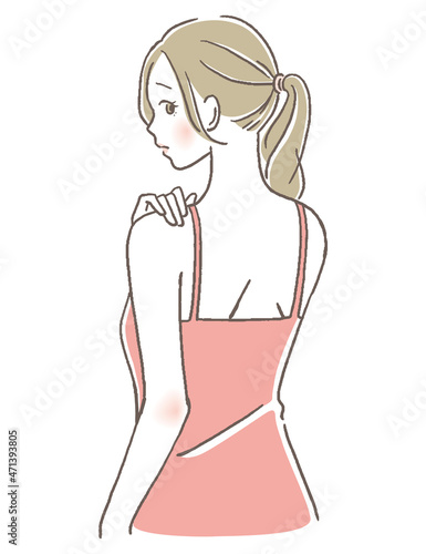 背中を気にする女性
