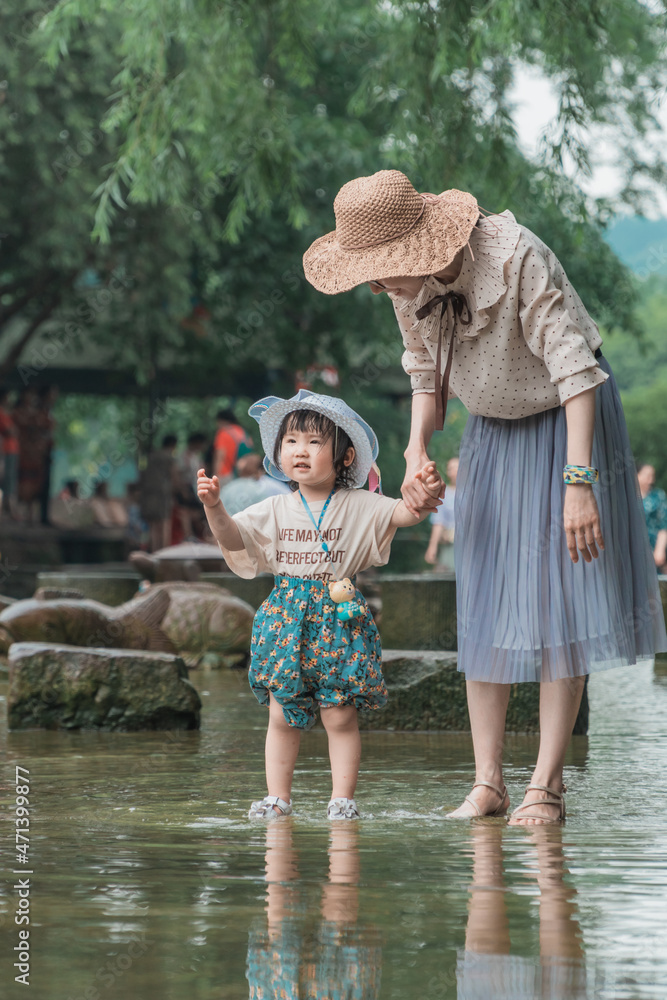 Fototapeta premium Mother and daughter playing in the scenic spot