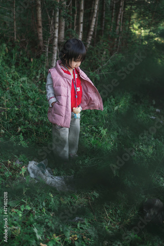 Fototapeta Naklejka Na Ścianę i Meble -  The girl in the forest