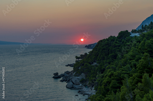 romantischer Sonnenuntergang an der Makarska Riviera in Kroatien photo