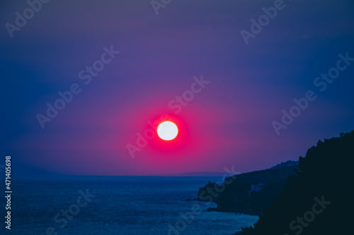 romantischer Sonnenuntergang an der Makarska Riviera in Kroatien photo