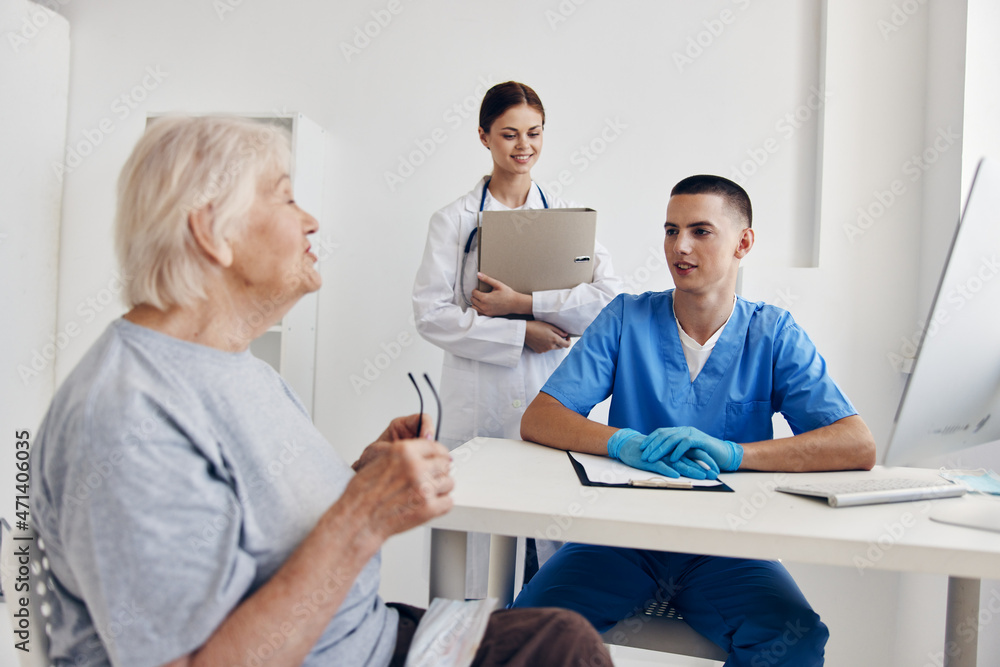Obraz premium old woman communication with a doctor checkup