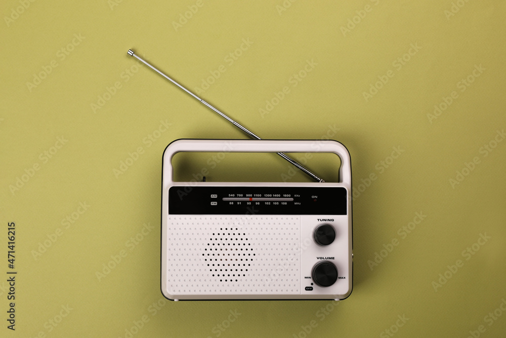 Obraz premium Retro radio receiver on light green background, top view