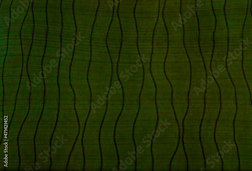 ランダムな歪んだ縞のあるくらい緑の布地のテクスチャー photo