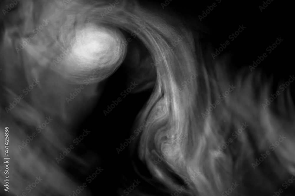 Kunstvolle Qualm Nebel auf Schwarzen Hintergrund Kunstvolle Qualm Nebel auf Schwarzen Hintergrund