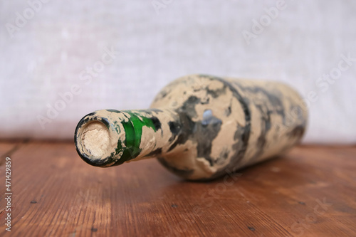 verschmutzte flasche wein aus dem hochwasser photo