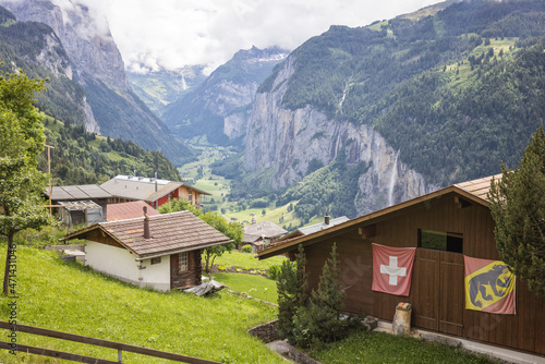 iconico valle suizo lleno de cascadas y caba  as de madera llamado Lauterbrunnen