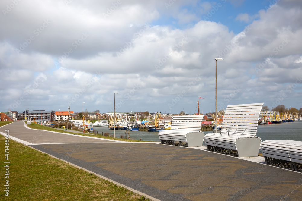 Promenade in Büsum an der Nordsee mit Ruhebänken Promenade in Büsum an der Nordsee mit Ruhebänken