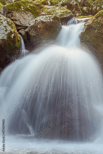 兵庫県・横行渓谷の自然にできた丸い滝