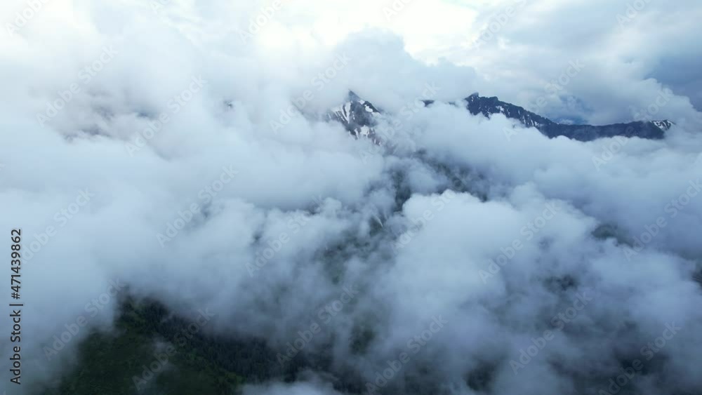 Vue aérienne par drone des nuages en montagne, Haute Savoie, France Vue aérienne par drone des nuages en montagne, Haute Savoie, France