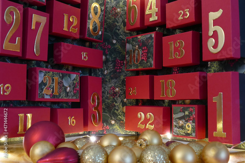 Selbstgebastelter Adventskalender in Rot und Grün