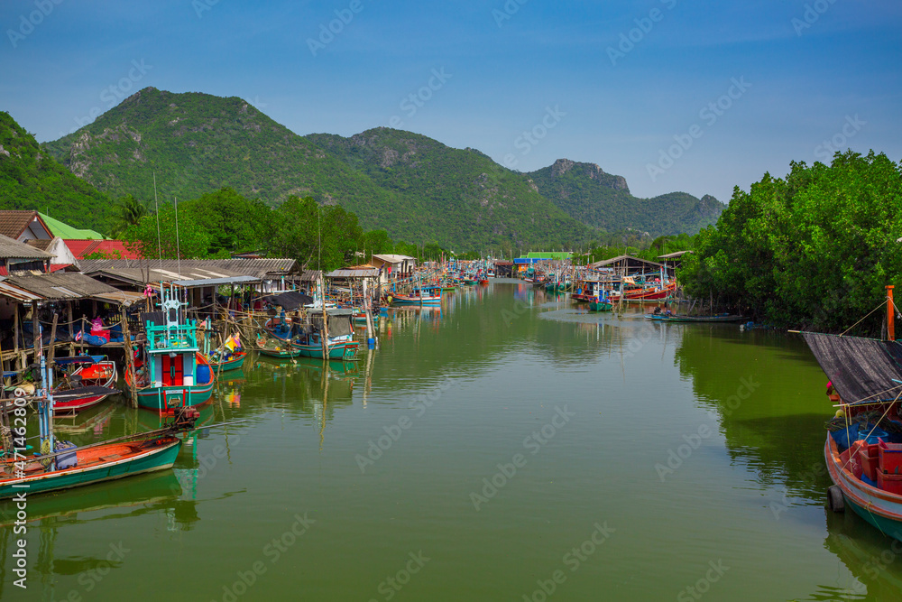 Fototapeta premium Fishing boats of fishing villages in southern Thailand 