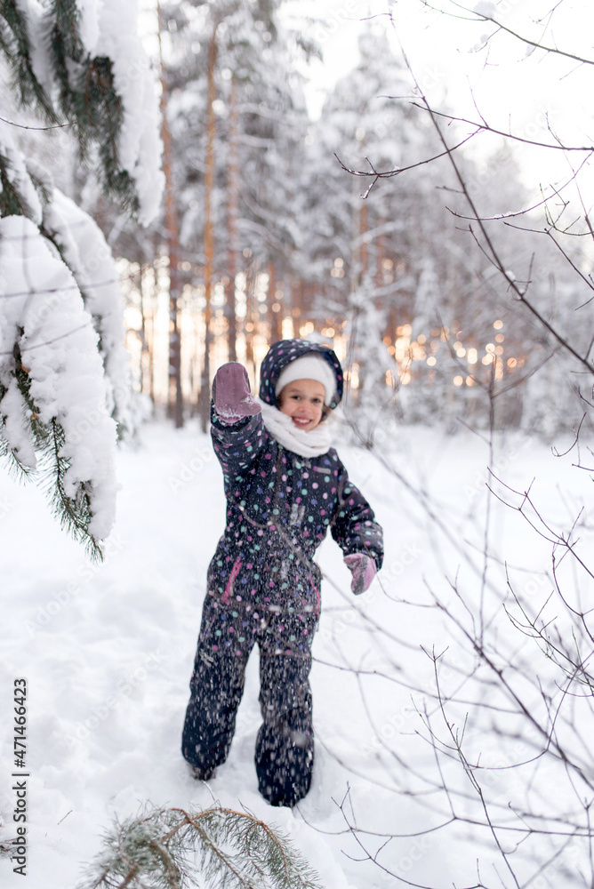 winter forest, snow forest, games in the forest, snowdrifts, children's overalls , girl in the forest, order, dad, children, family winter walk