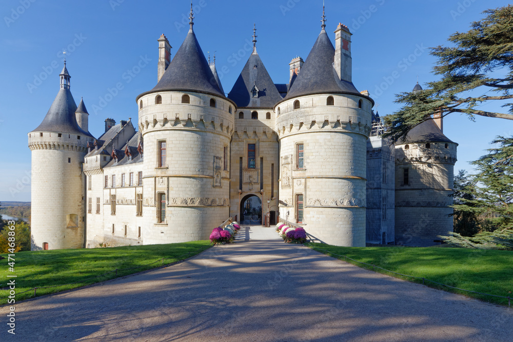 L'entrée principale du chateau de Chaumont sur Loire depuis son magnifique parc et jardin. Il se trouve dans le Val de Loire, sur les bords de la Loire, entre Amboise et Blois, en France. Il fait l’ob L'entrée principale du chateau de Chaumont sur Loire depuis son magnifique parc et jardin. Il se trouve dans le Val de Loire, sur les bords de la Loire, entre Amboise et Blois, en France. Il fait l’ob
