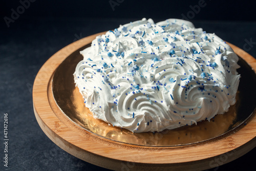 Bilde på lerret food, sweets and objects concept - meringue or zephyr cake with blue sprinkles o