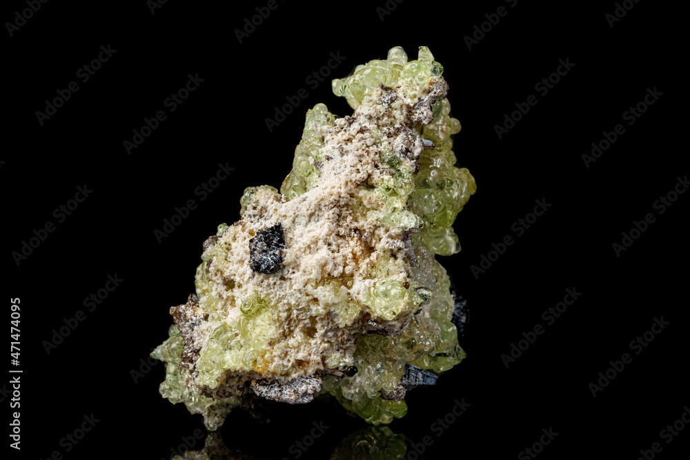 Naklejka premium Macro stone Hyalite mineral, tourmaline Sherl, smoky quartz on a black background