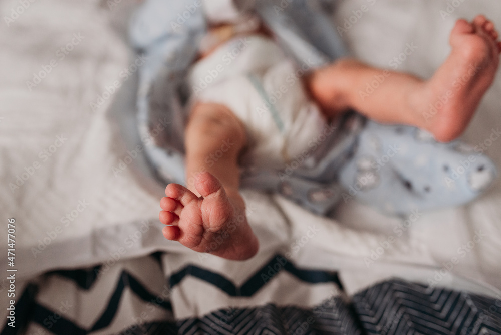 newborn feet, diaper