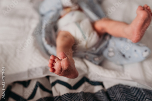 newborn feet, diaper