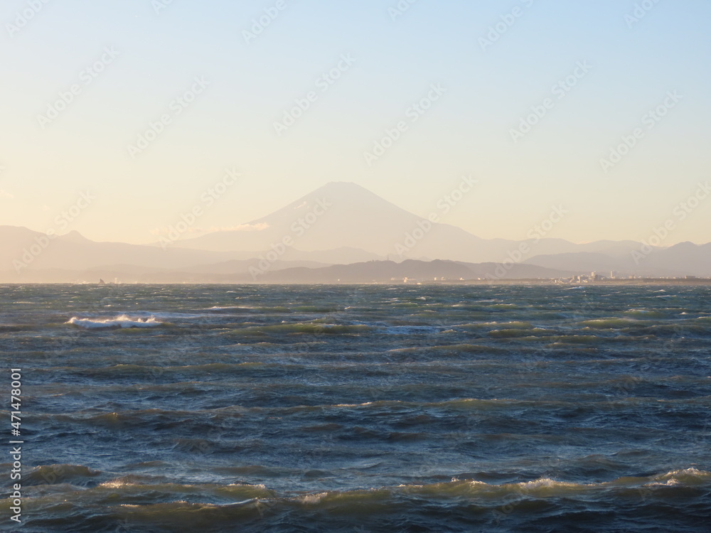 荒れる江ノ島の海と富士山
