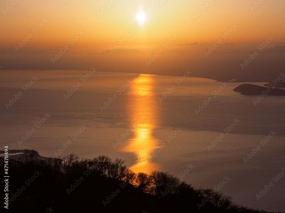 琵琶湖に昇る朝日