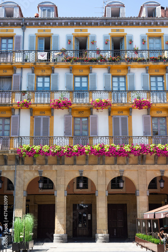 Fachada amarilla de estilo neoclásico, antiguos palcos taurinos, en la Plaza de la Constitución de San Sebastián. Tomada en San Sebastián en julio de 2021