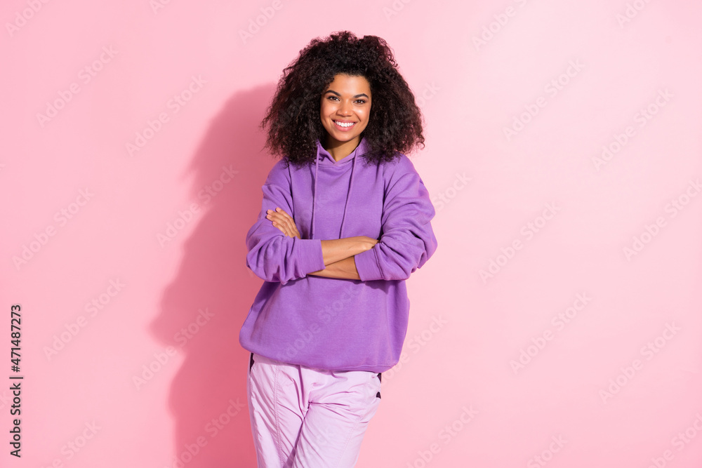 Photo of confident shiny african lady dressed purple hoodie smiling hands folded isolated pink color background Photo of confident shiny african lady dressed purple hoodie smiling hands folded isolated pink color background