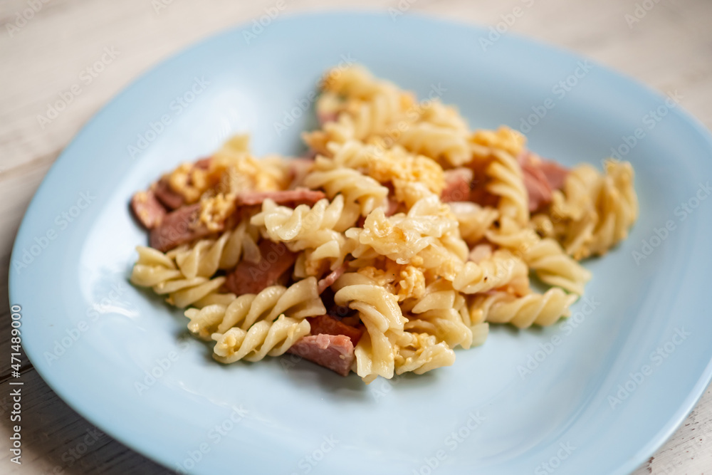 Pasta with bacon and cheese with a creamy sauce.
