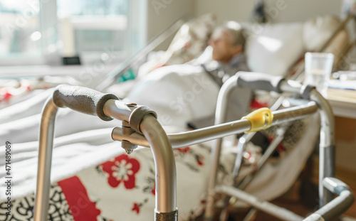 Cuadro en lienzo Sick, elderly senior woman in a hospital bed