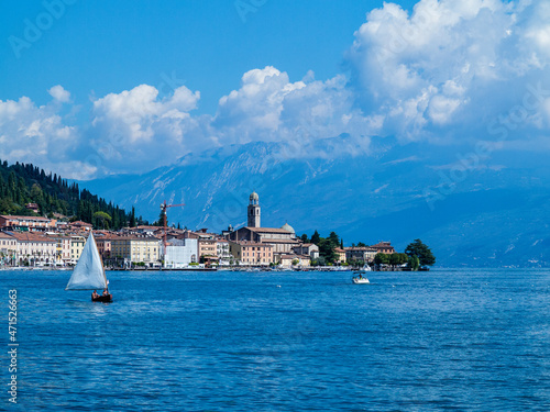 Obraz na płótnie Some sailboats sail in front of Salò-Garda lake-Italy w salonie