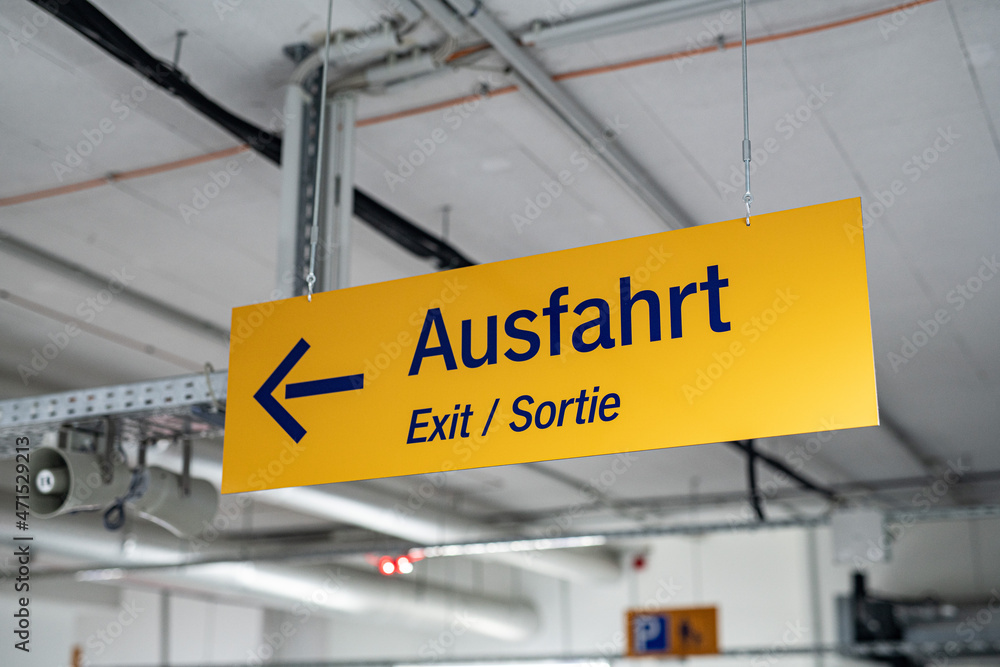 Ausfahrt Schild im Parkhaus Ausfahrt Schild im Parkhaus