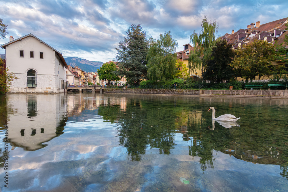 Obraz premium Beautiful sunset reflected in the canal of Annecy, France.