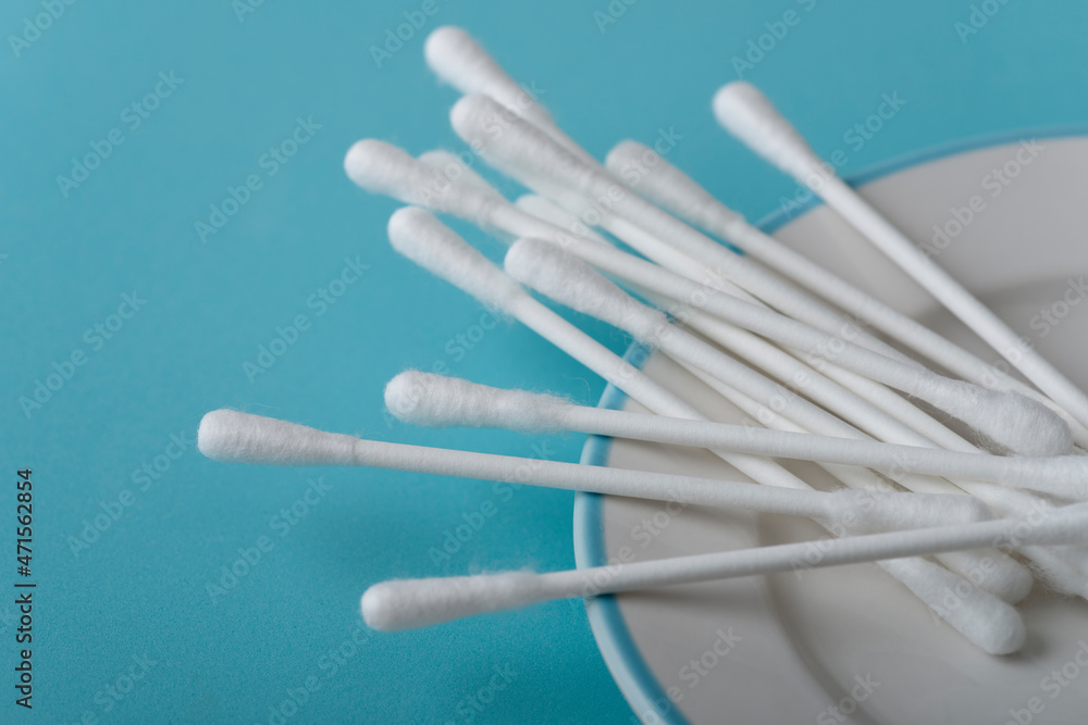 Wattestäbchen (plastikfrei) auf Porzellanteller Wattestäbchen (plastikfrei) auf Porzellanteller