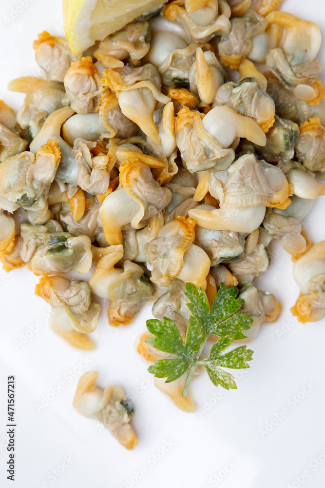 Ration of cockles with parsley and lemon Ration of cockles with parsley and lemon