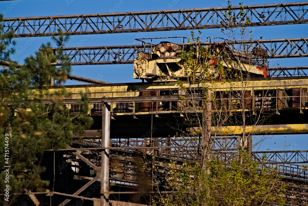 Stara suwnica na terenie huty . Old crane on the site of the smelter. Stara suwnica na terenie huty . Old crane on the site of the smelter.