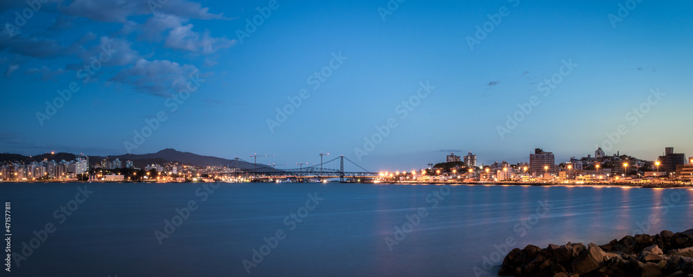 Florianópolis ao entardecer. Panorâmico da Ponte Hercílio Luz.