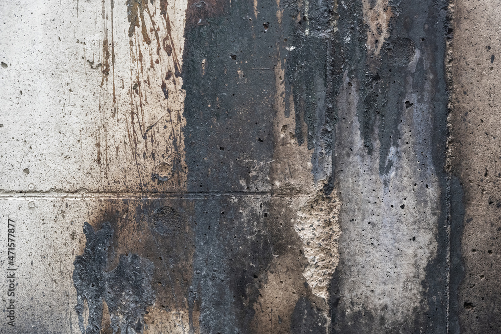 Obraz premium Soiled concrete wall by paint and fire residue, grunge background texture for social issues or architecture themes, copy space