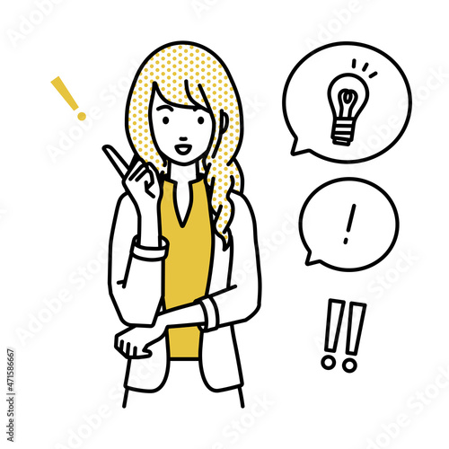 立って素晴らしいアイデアをひらめいたジャケットの女性 フキダシに電球と感嘆符のセット