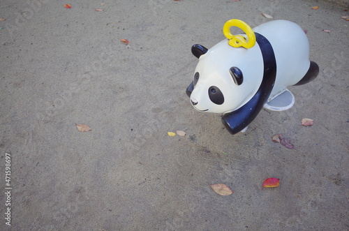 寂しい公園の遊具パンダ