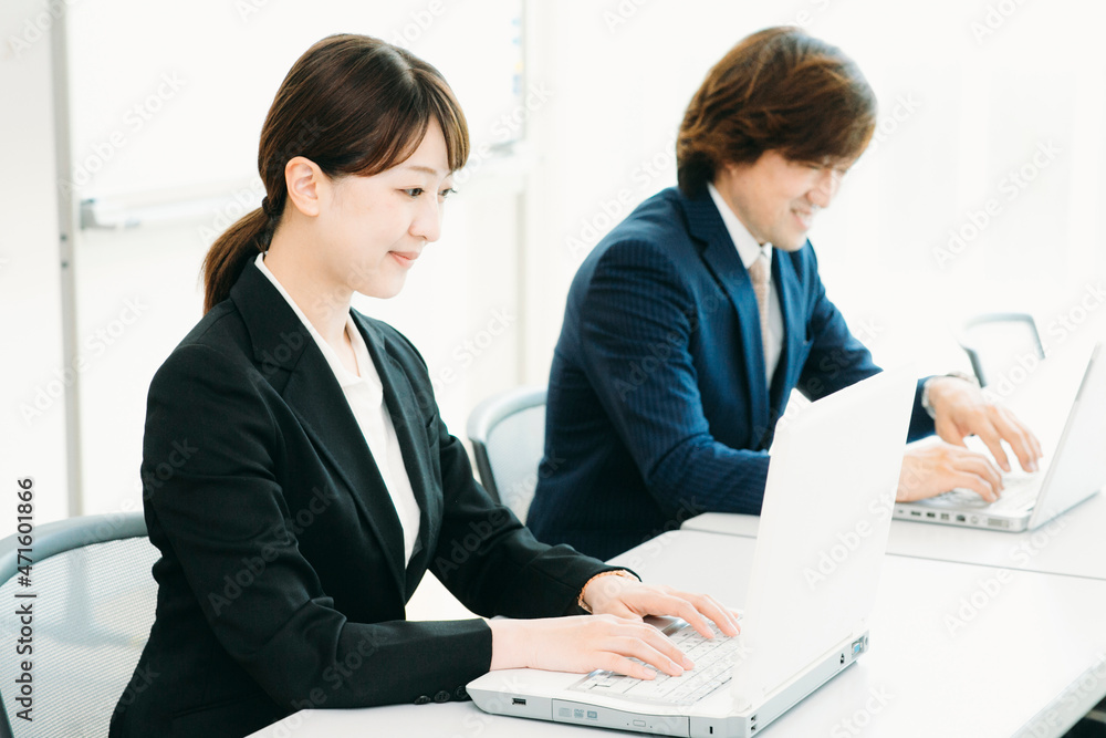 Fototapeta premium 仕事するスーツ姿の男女（2人・テレワーク） 